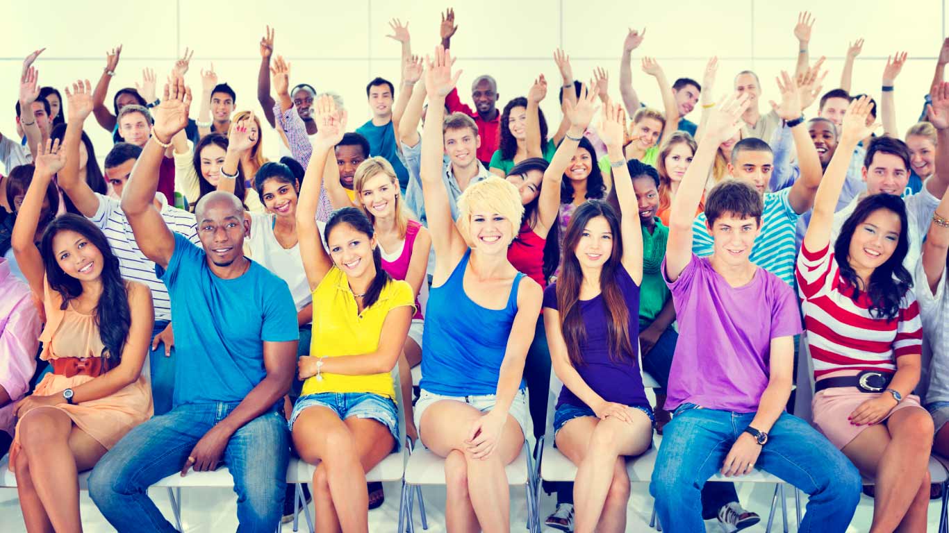 Engagement-Activo Engagement activo, grupo de personas levantando las manos