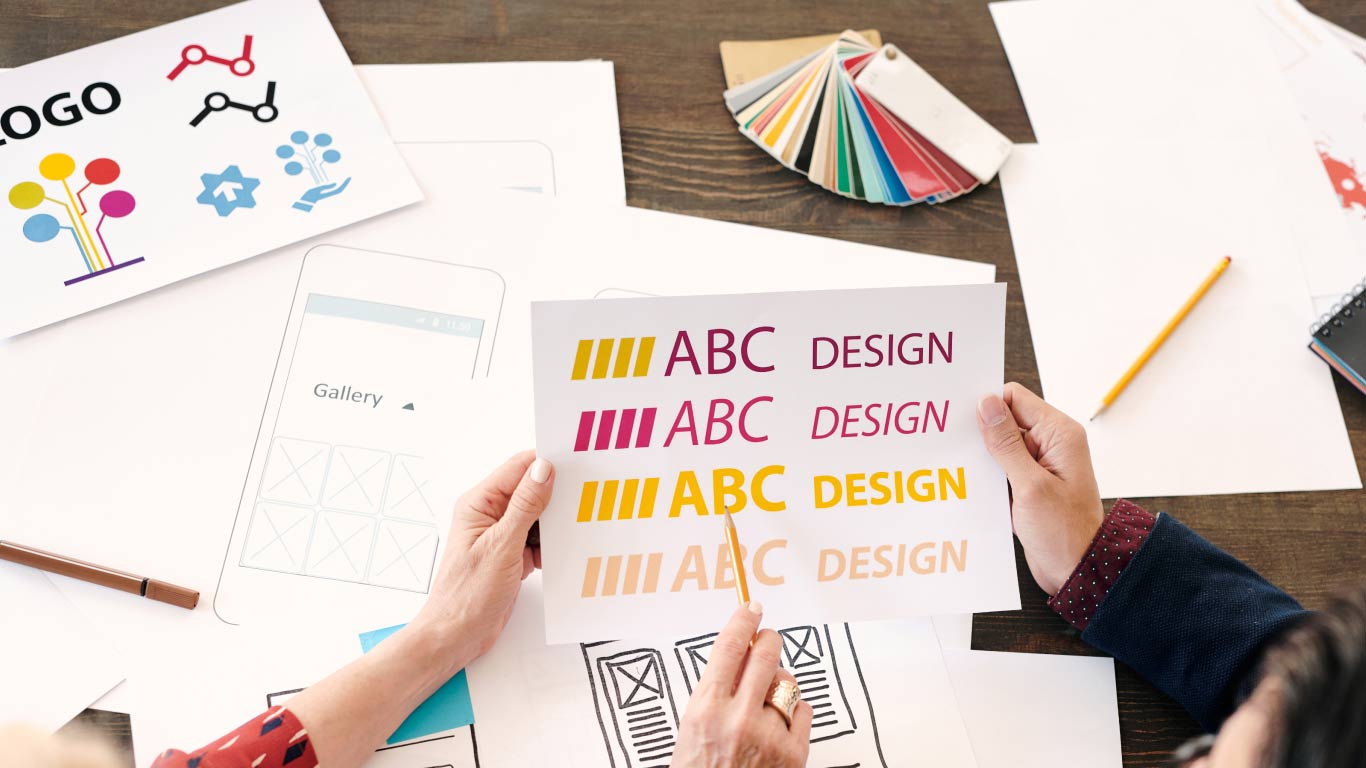 Equipo trabajando en un logotipo profesional